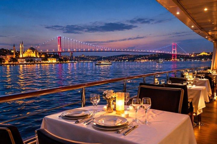 Cruzeiro com jantar com show turco em Istambul