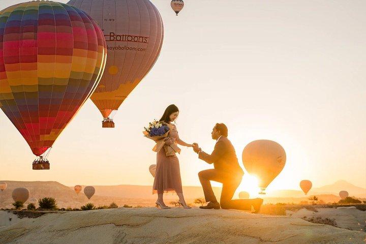 Cappadocia Überraschungs-Verlobungsfotoshooting mit Heißluftballons