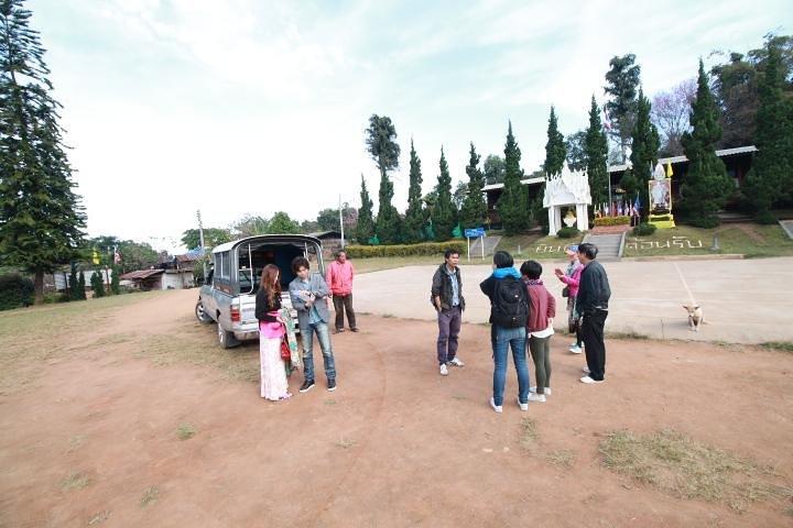 Tour privato di mezza giornata al tempio di Doi Suthep e al villaggio di Khun Chang Kien