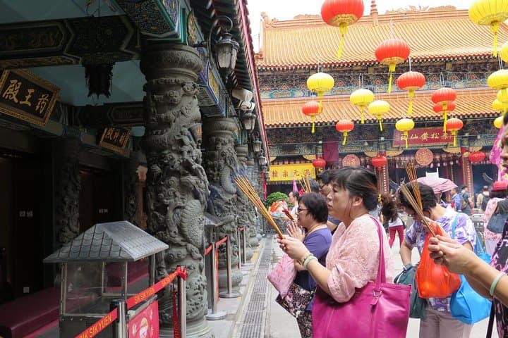 Private Walking Tour: Discovering Kowloon's Temples & Markets