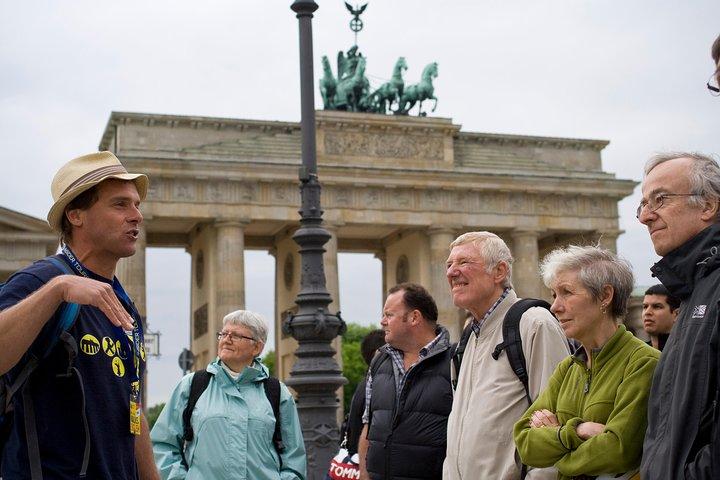 Warnemuende Shore Excursion: Privat Sachsenhausen Memorial og Berlin Tour