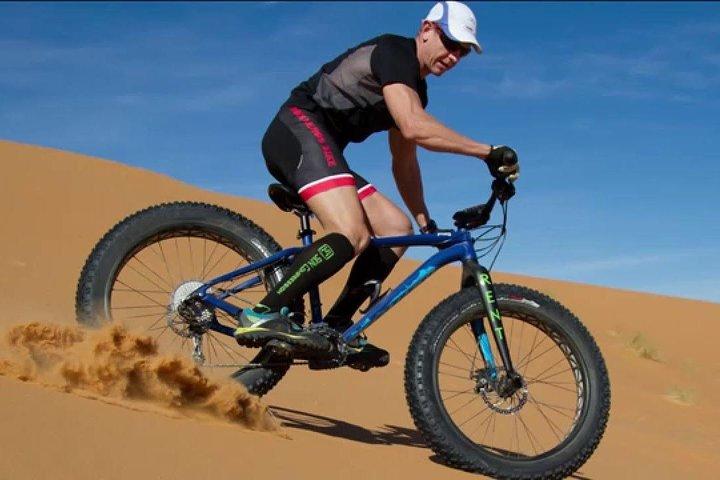 Passeio de bicicleta gorda no deserto