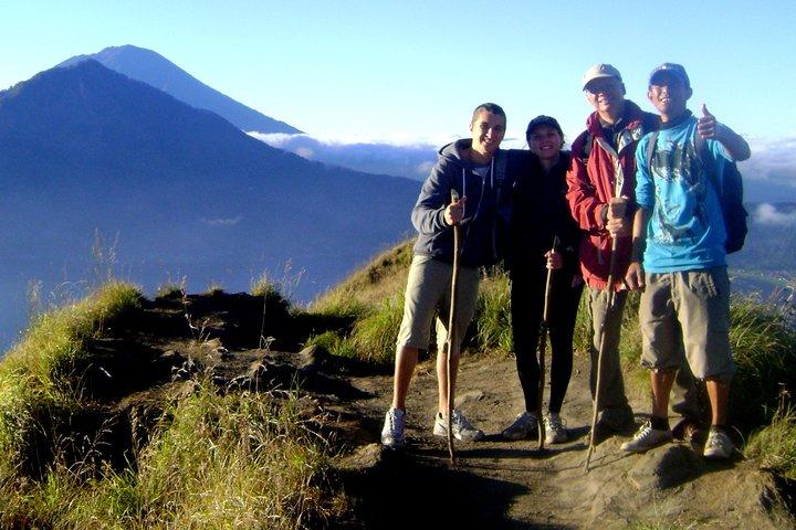 Trekking zum Vulkan Mount Batur bei Sonnenaufgang mit der Reisterrasse von Ubud