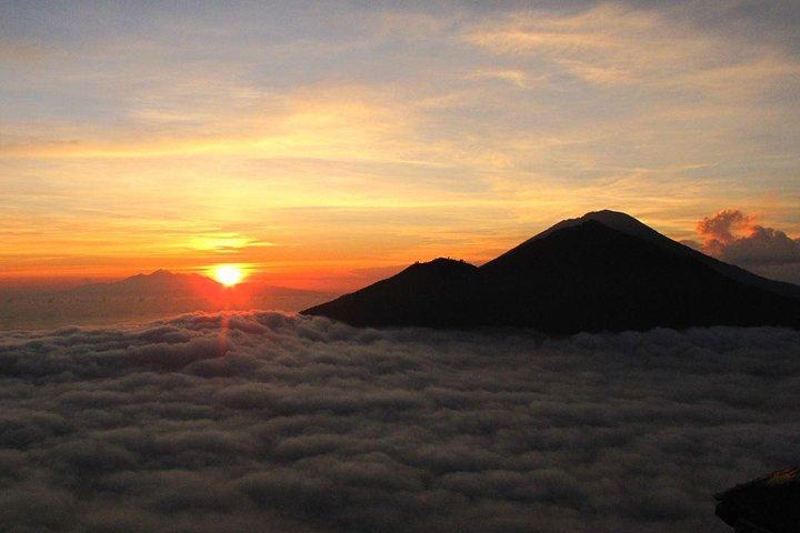 Trekking zum Vulkan Mount Batur bei Sonnenaufgang mit der Reisterrasse von Ubud