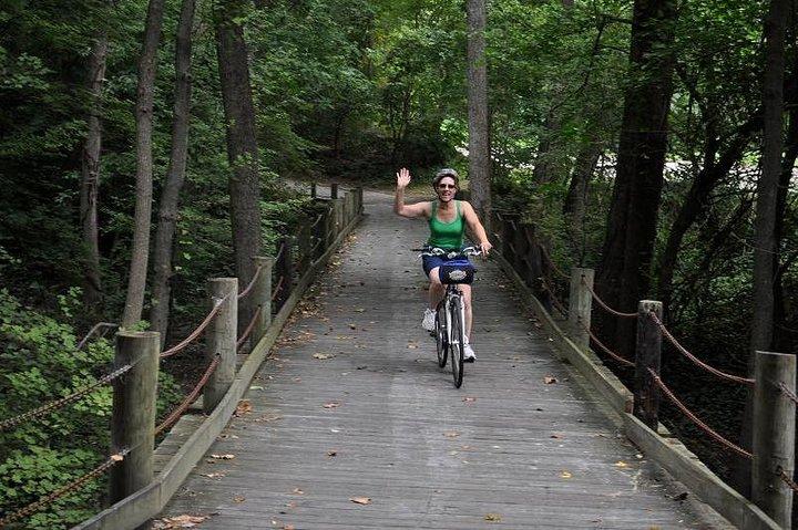 Visita al Monte Vernon en Bici : Paseo Autoguiado con Crucero Opcional Regreso