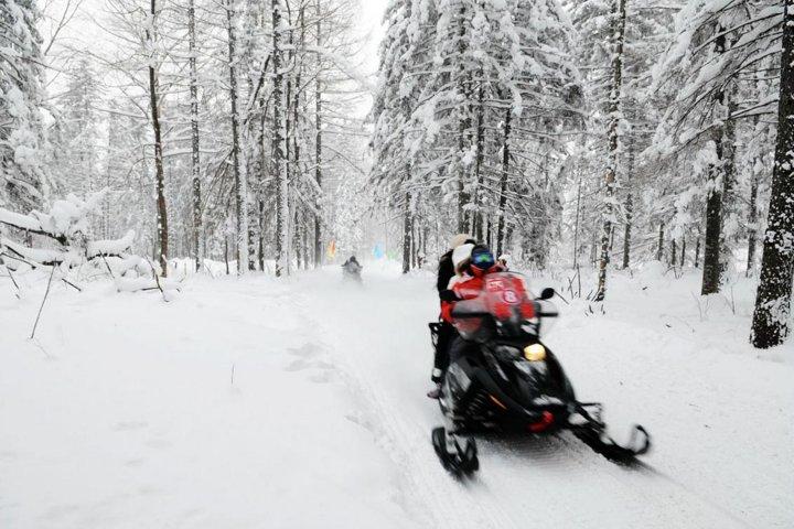 スノーバレーとスノートレッキングで雪村を巡る3日間ツアー