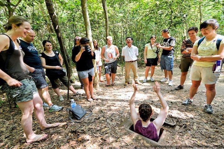 Cu Chi Tunnels en Cao Dai Temple per boot en busje