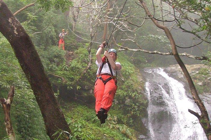 Mega Zipline über 11 Wasserfälle von Puntarenas