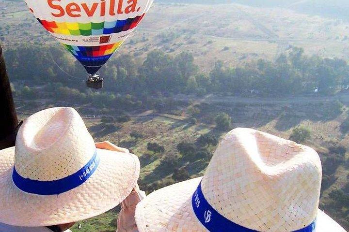 Ballonvaart in Sevilla met ontbijt, cava en hotelovername