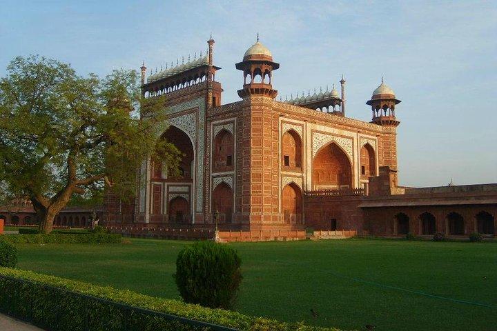Esplora Taj Mahal e tour della città locale da Agra
