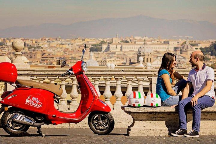 Roma sobre ruedas : Experimenta la Ciudad con un Tour Vespa