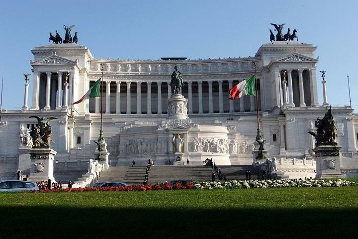 Recogida en el aeropuerto privado + Tour de Roma + Traslado a Civitavecchia
