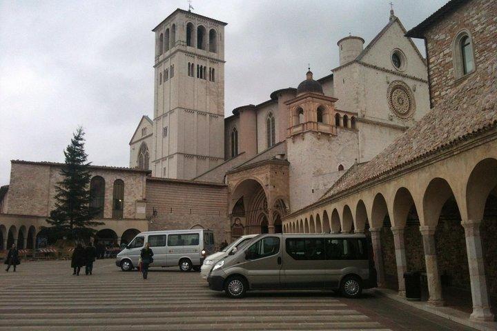 Traslado privado desde la ciudad o el aeropuerto de Roma a la zona de Umbría Asís-Perugia-Orvieto