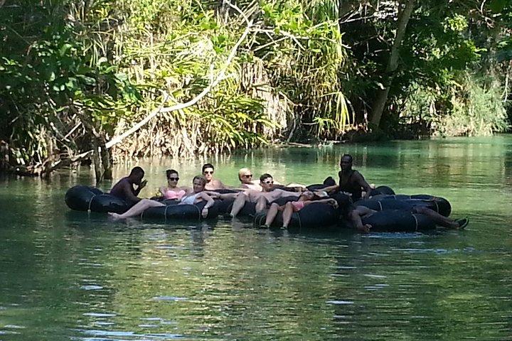 Escursione a Falmouth Shore: Dunns River Falls e River Tubing Tour