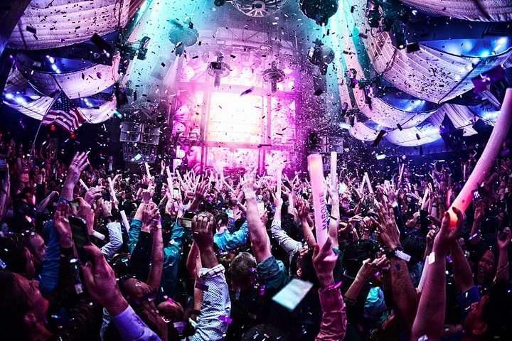 Small-Group Shanghai Nightlife Tour: Acrobatic Show and Nightclub Crawl