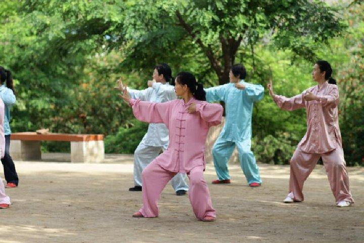 3-Hour City Wall Park Walking and Foodie Experience at Yongxingfang
