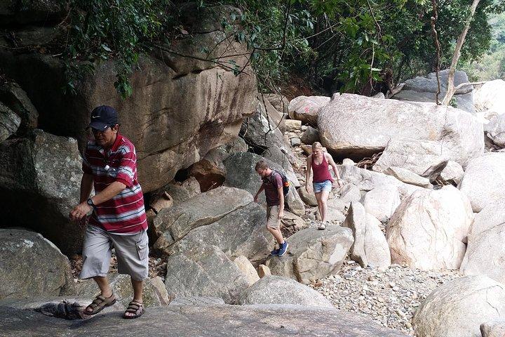 Visite Guidée Privée Randonnée À Ba Ho Waterfall Jumping Cliff Déjeuner Inclus