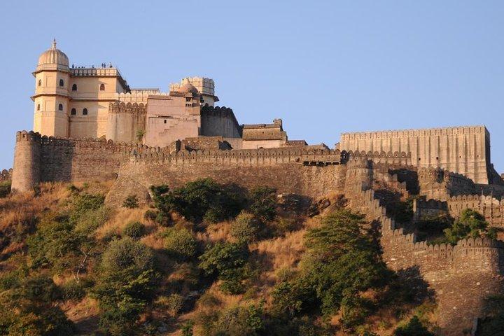 Kumbhalgarh Fortによるジャイプールからウダイプールへのプライベート送迎