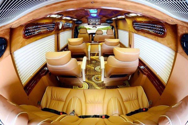Am Nachmittag fahren Limousinen D-Car mit 8 Sitzplätzen nach Hanoi vom Stadtzentrum von Sapa ab