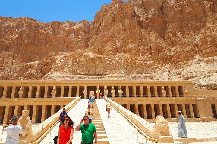 Luxor DenderaとAbydosの最高の古代のモニュメントを見る3日間のツアー