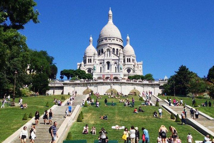 Paris Montmartre: 2 hour group city tour in German or English