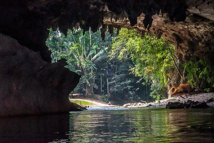 San Pedro Ambergris CayeのAltun Ha Caveチュービングとジップラインツアー