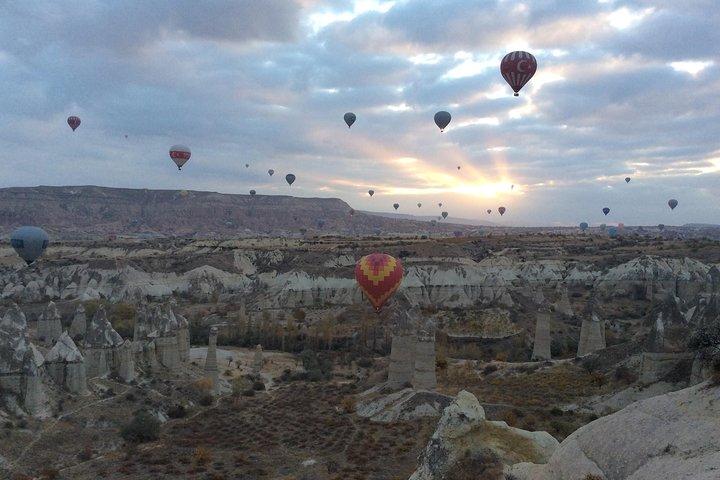 Hot Air Balloon Flight over Cappadocia ved solopgang