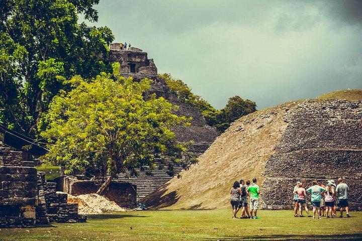 Xunantunich、洞窟の管とベリーズシティからのZiplineツアー