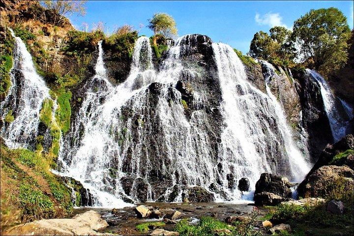グループ ツアー: シャキの滝、タテウ修道院とロープウェイ、ヒン アレニ ワイナリー
