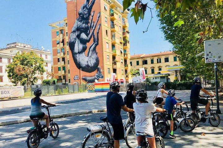 Dolda Rom: Liten grupp elcykeltur med gatumatsstopp