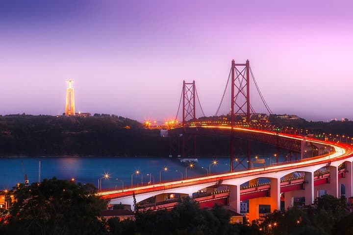 Private Transfer from Santiago de Compostela to Lisbon + 2h Sightseeing