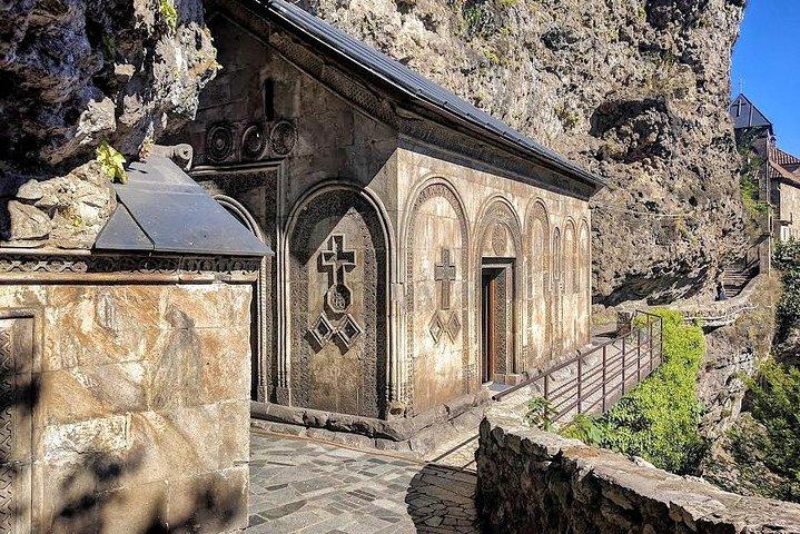 Sovjetisk fortid - Privat dagstur til Chiatura, Katskhi-søjlen og Chronicles