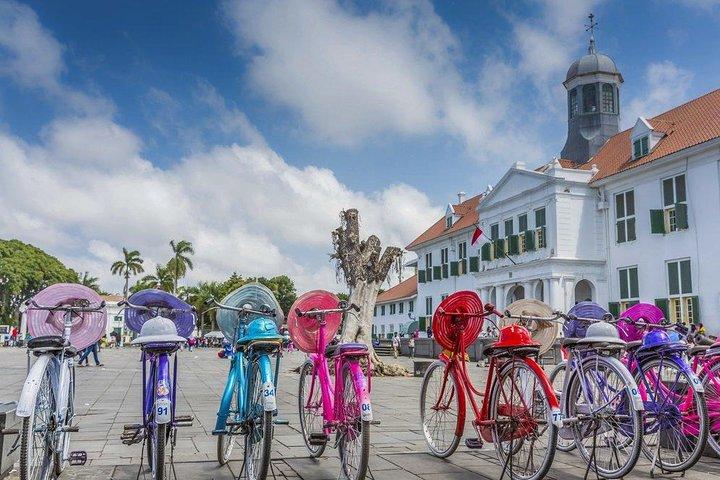 Jakarta Private Tour with local Guide & Lunch