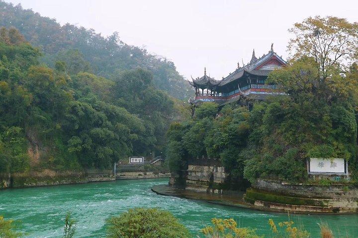 成都からのDujiangyan灌漑とQingcheng山のプライベートデイツアー