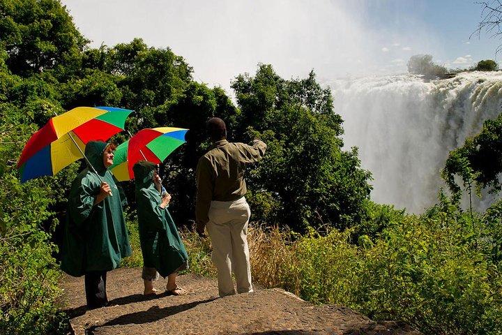 Guided Falls Tour, African Village Tour & Night Game Driver med Bush middag