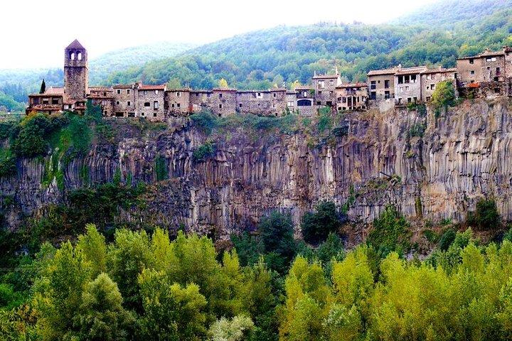 Besalú, Bañolas y Volcanes de la Garrotxa desde Girona
