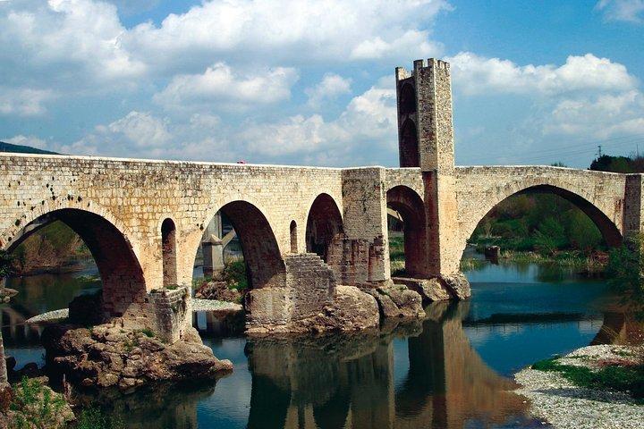 Besalú, Bañolas y Volcanes de la Garrotxa desde Girona