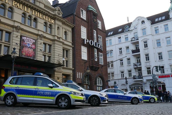Hamburg: Red- & Bluelight - Private guided Reeperbahn Tour