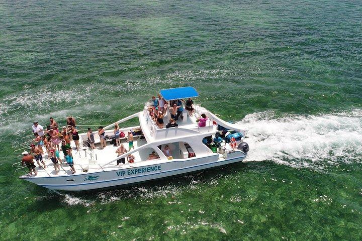 Caribbean Party Boat af Renny Travel