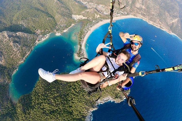 Tandem Paragliding Over The Blue Lagoon i Fethiye