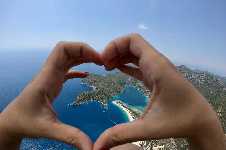 Tandem Paragliding Over The Blue Lagoon i Fethiye