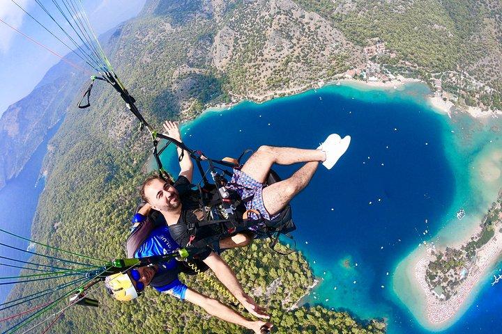 Tandem Paragliding Over The Blue Lagoon i Fethiye