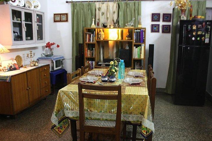 Pranzo preparato in casa in una casa di Agra locale