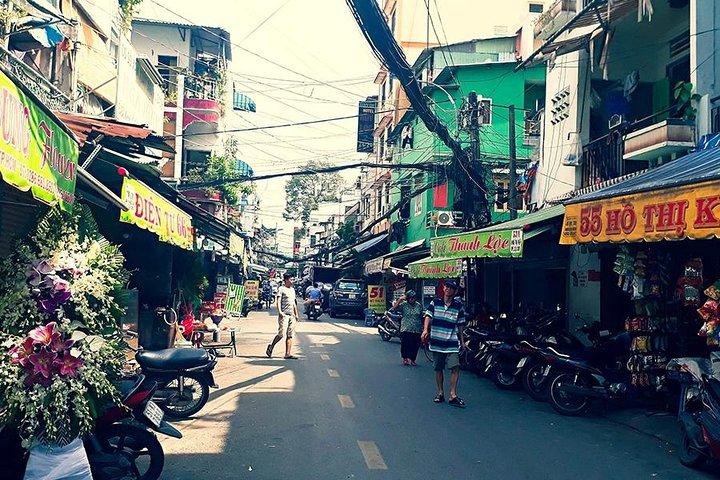 Matin Saigon Unseen + Street Food Tour avec option Ao Dai Riders