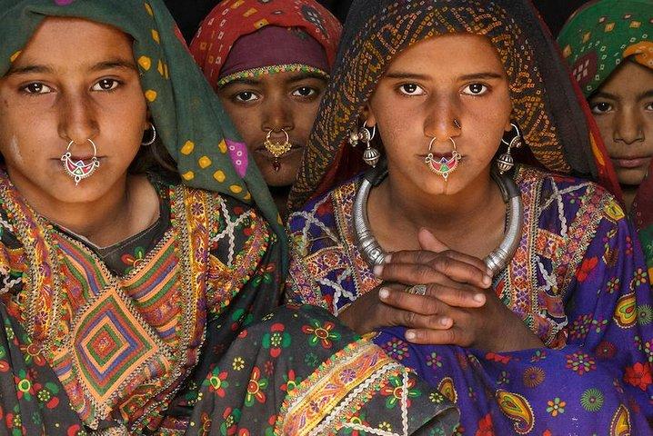Lopen in het stamdorpje Poshina vanuit Ahmedabad