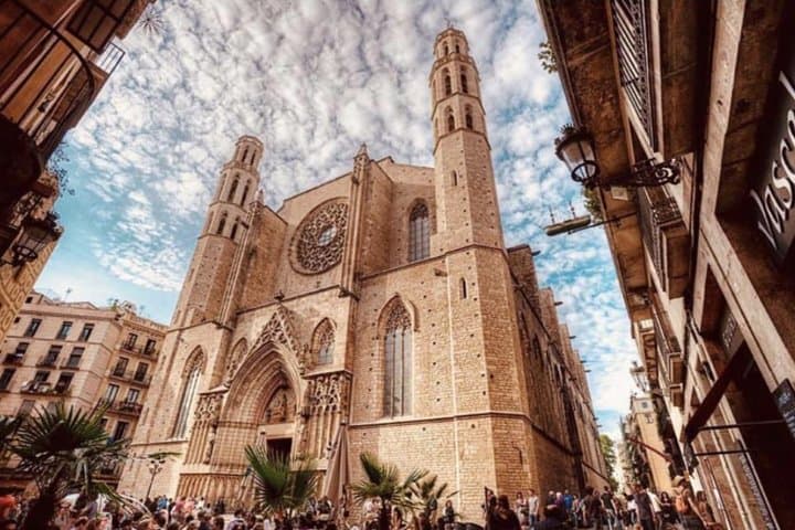 Private Barcelona Walking Tour with Flamenco Show & Tapas Dinner