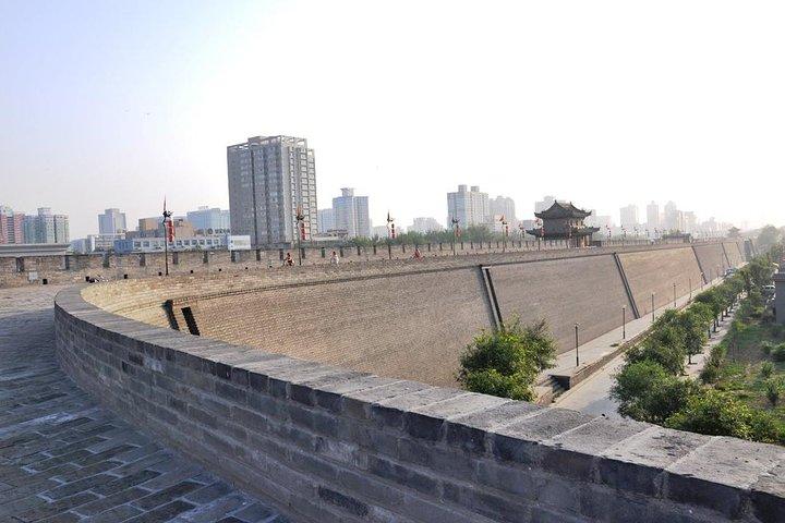 3-Hour City Wall Park Walking and Foodie Experience at Yongxingfang