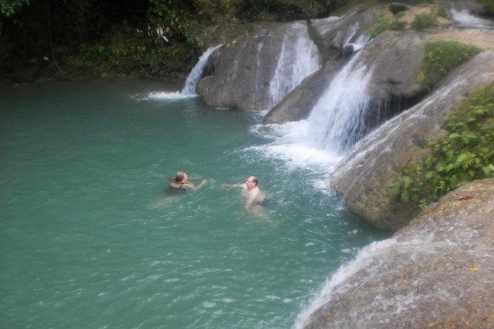 Excursion sur les rives de Falmouth : bouée sur le Blue Hole