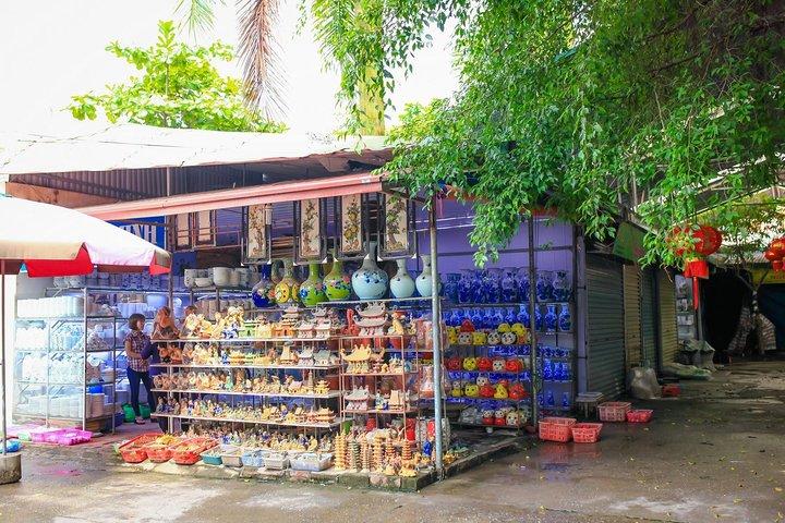 Pueblo antiguo de Bat Trang Pottery en moto