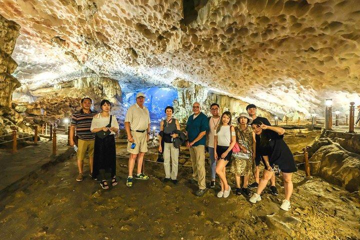 Halong Bay Giornata intera con grotta, kayak e nuoto